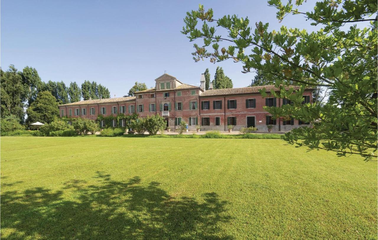 2 Bedroom Awesome Home In Taglio Di Po Ro Porto Viro Exterior foto